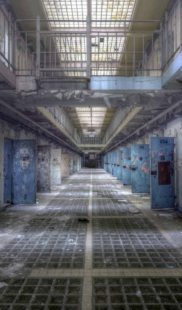 Интерьер заброшенной тюрьмы