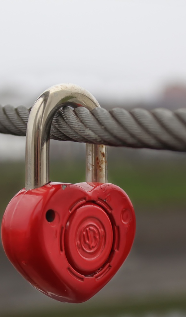 Замок в форме сердца висит на тросе