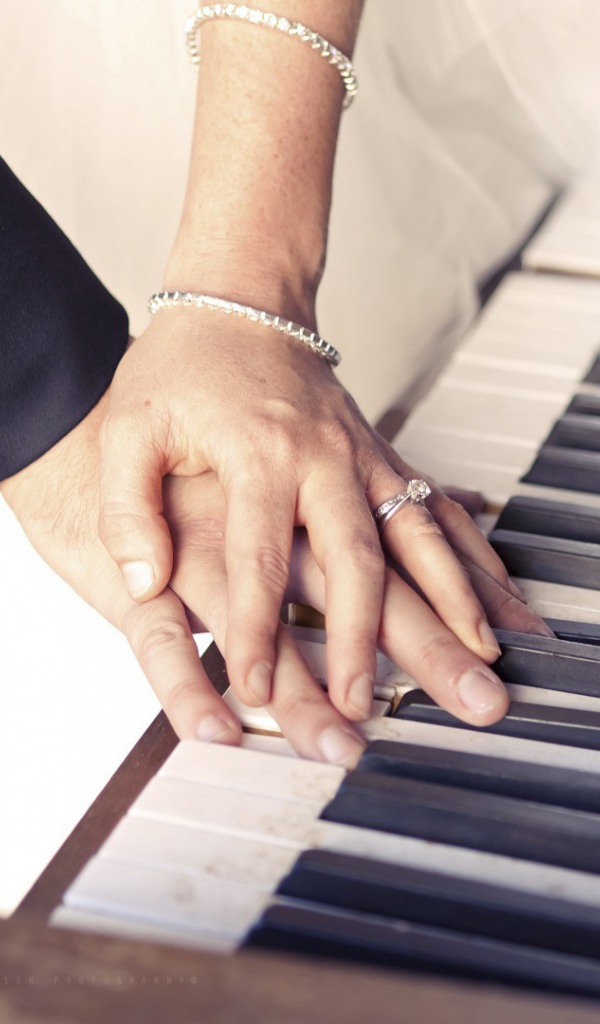 Руки влюбленных на пианино