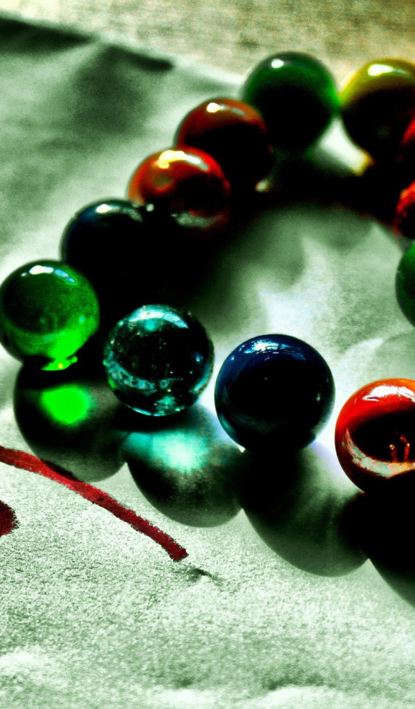 Сердце из стеклянных шариков