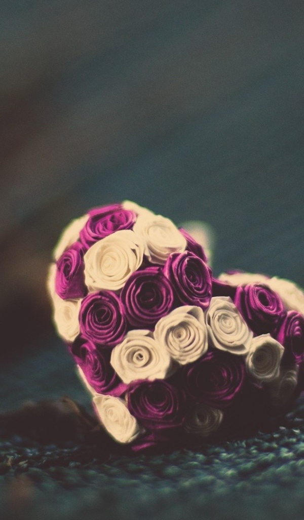 Маленькое сердце из розовых и белых цветов