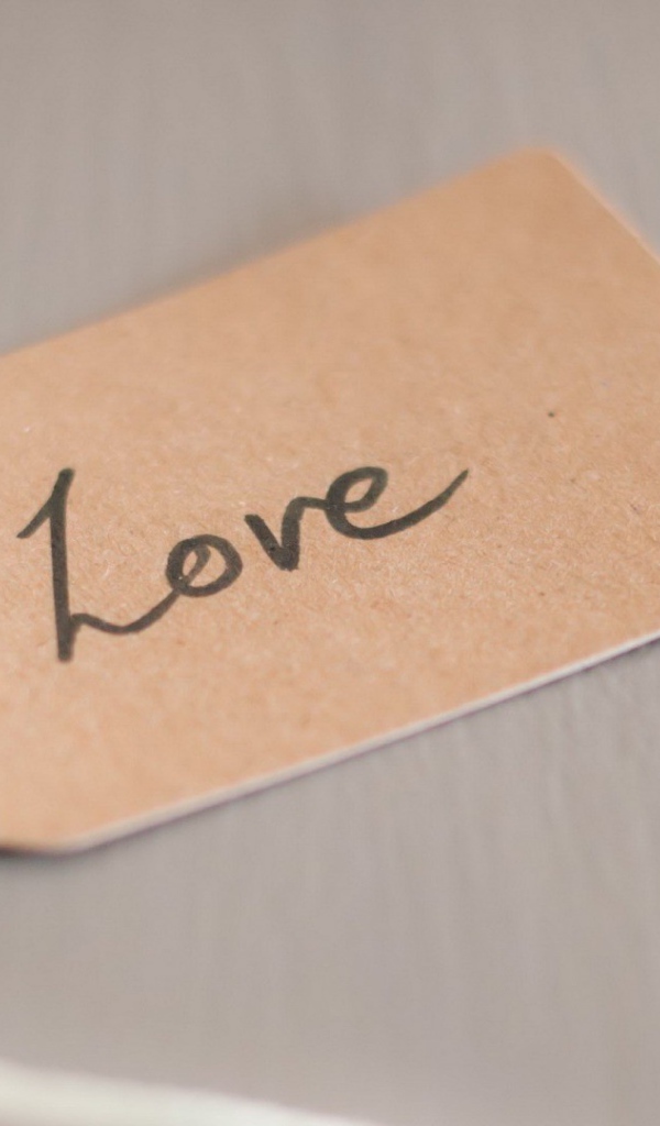 Надпись Любовь на бумажке с ниткой
