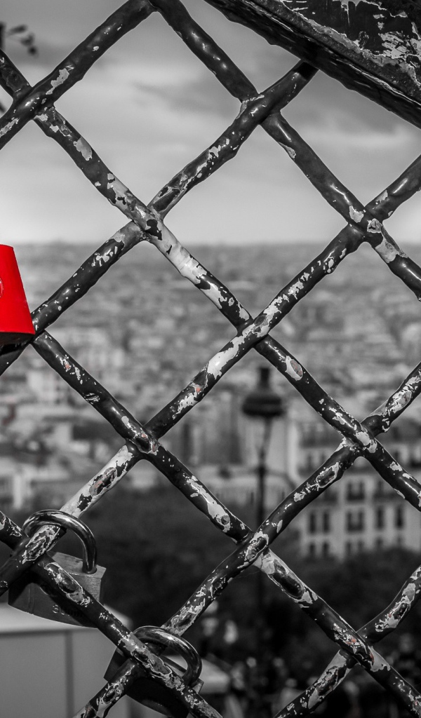 Красный замок на серой решетке, любовь