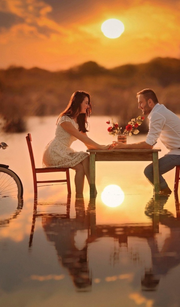 Романтический ужин на затопленном поле