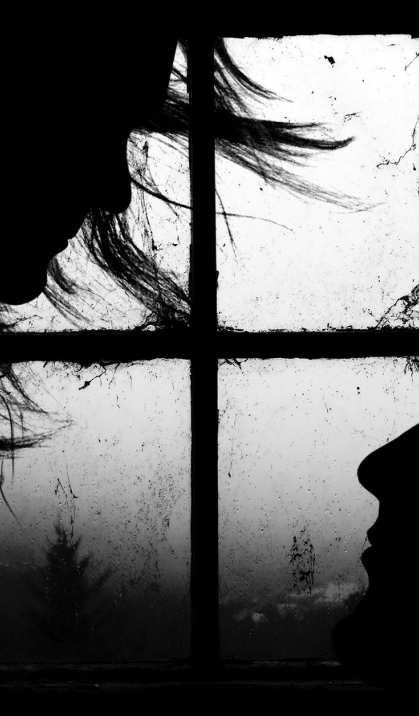 Силуэты влюбленных на фоне окна