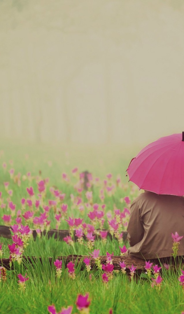 Двое сидят под зонтом