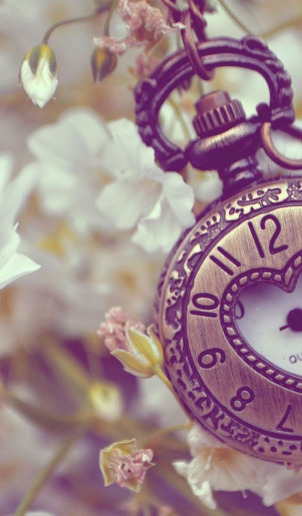 Часы с вырезом в циферблате в форме сердца