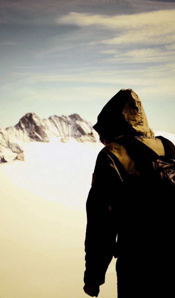 Одинокий альпинист в горах