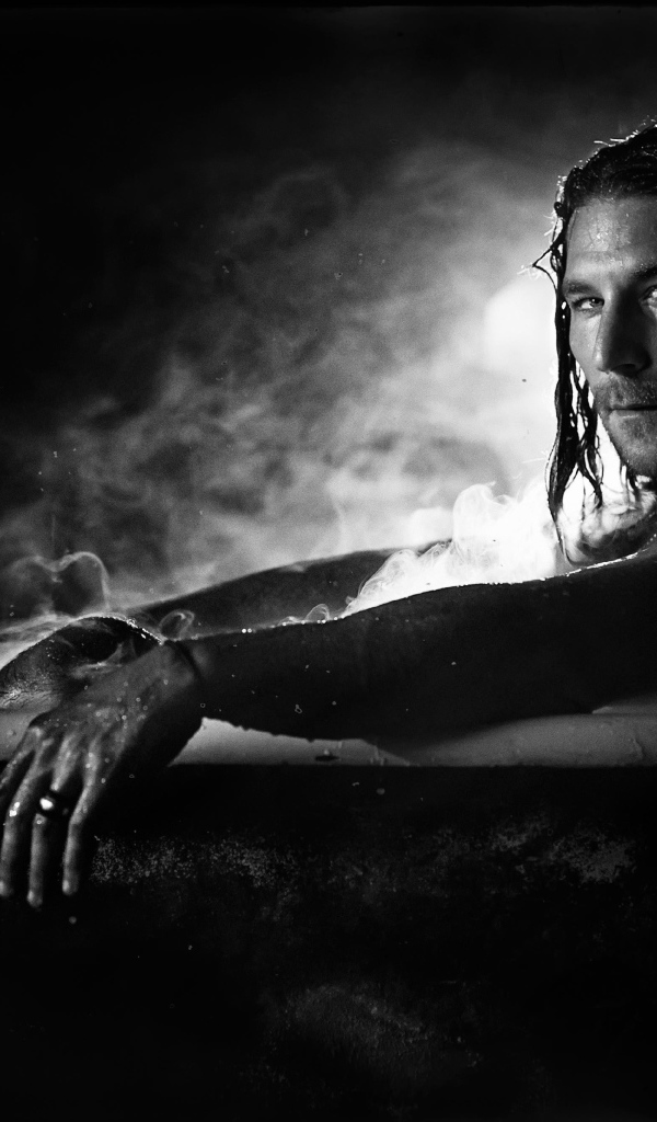 Мужчина принимает горячую ванну