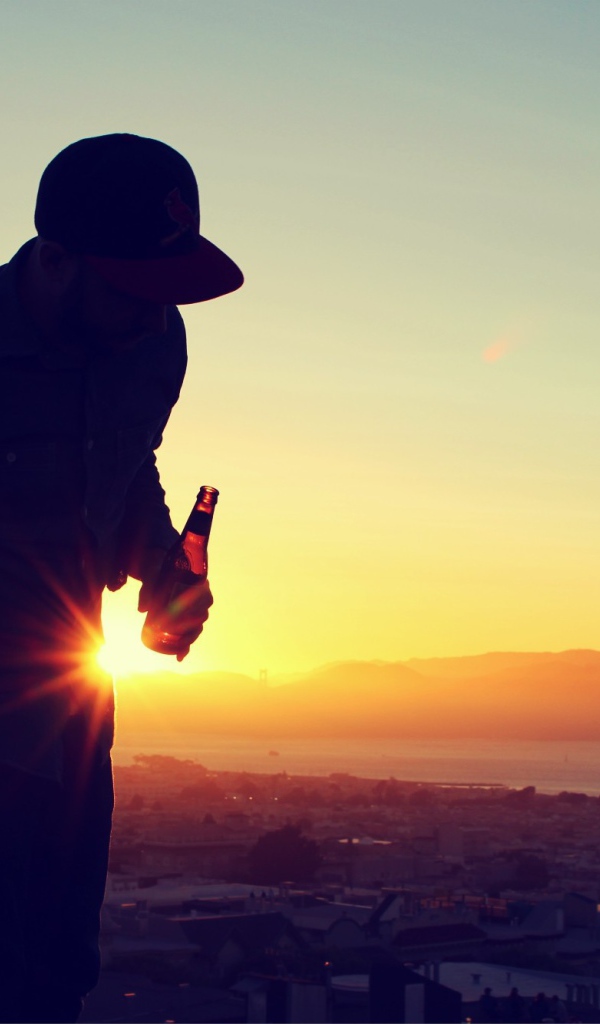 Мужчина с пивом на крыше