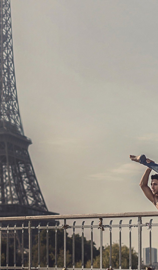 Гимнаст на фоне Эйфелевой башни