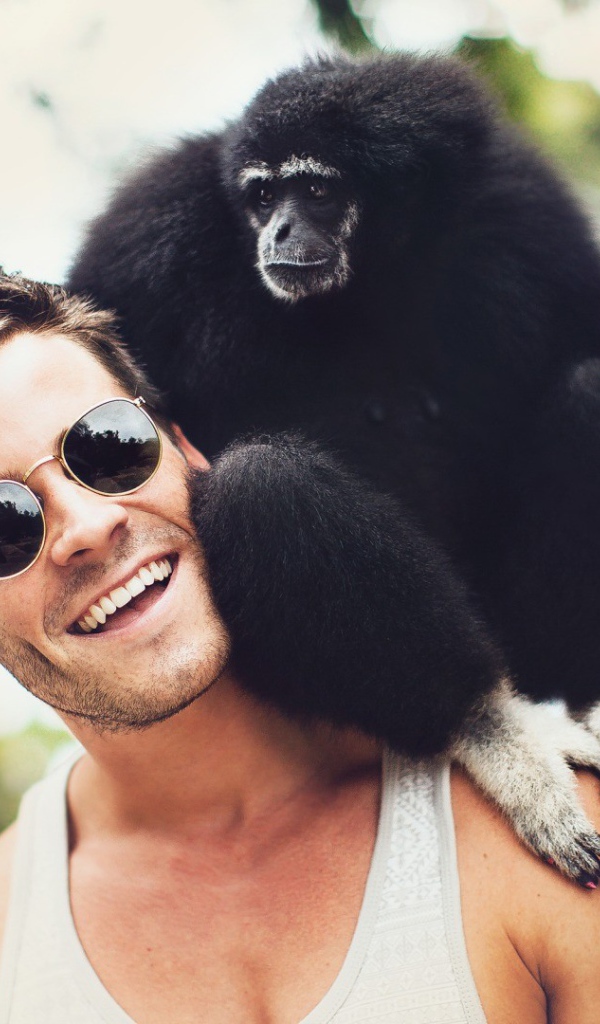 Обезьяна на плече у мужчины