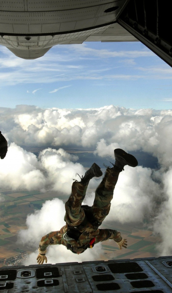 Десантники прыгают с самолета