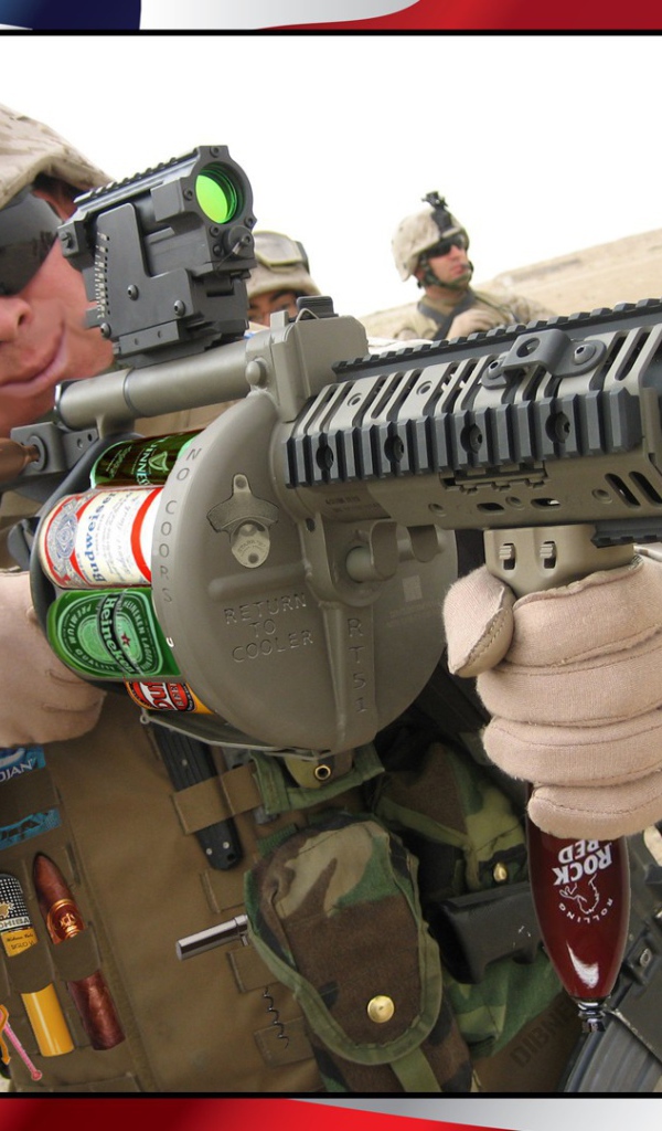 Солдат стреляет пивными бутылками