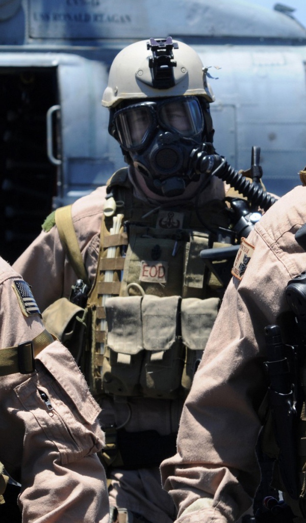 Солдаты в масках химической защиты
