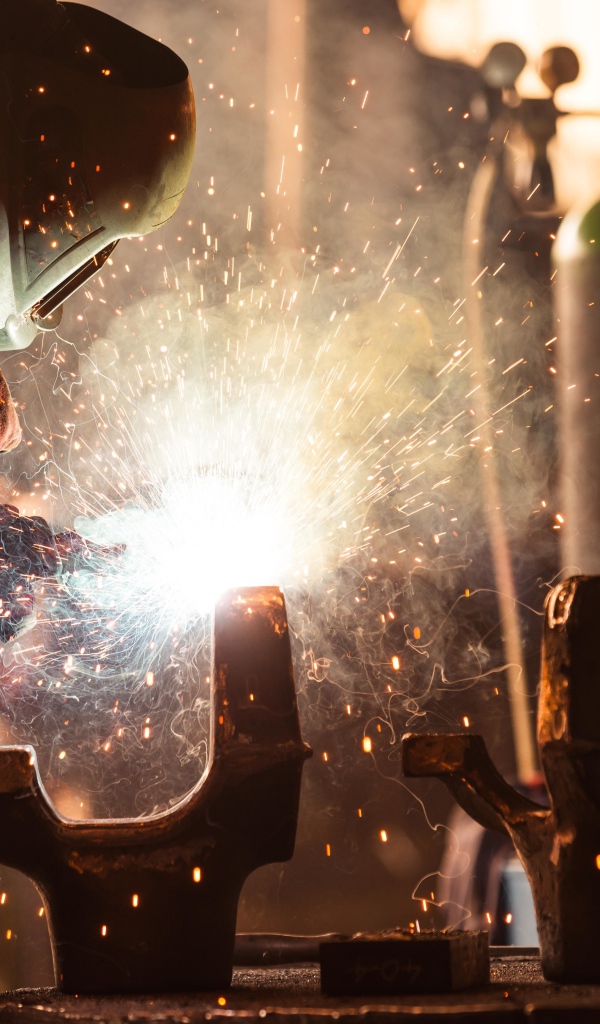 Мужчина занимается сварочными работами