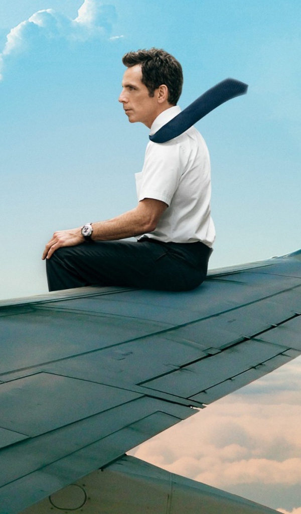 Мужчина сидит на крыле самолета