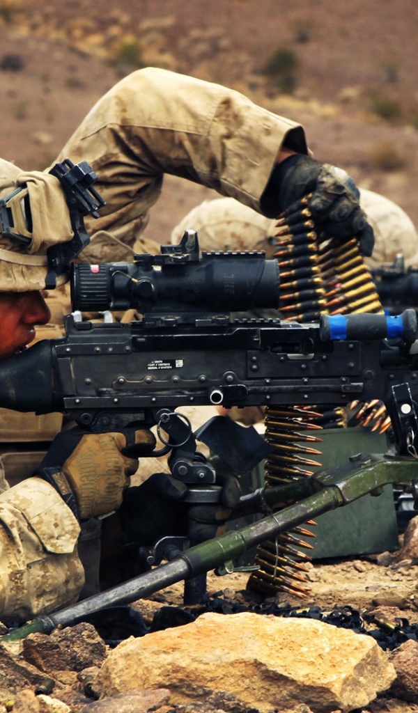 Солдат стреляет из пулемета