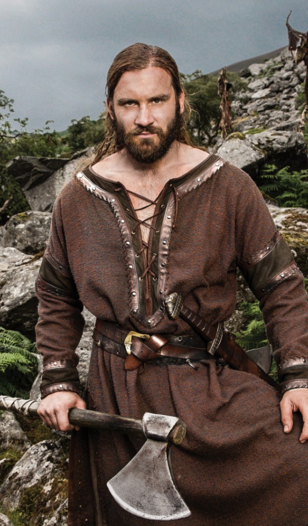 Викинг мужчина с топором в руке