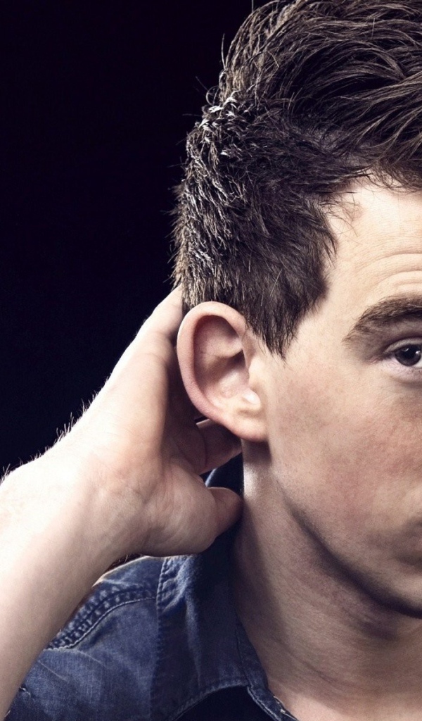 Молодой парень чешет затылок