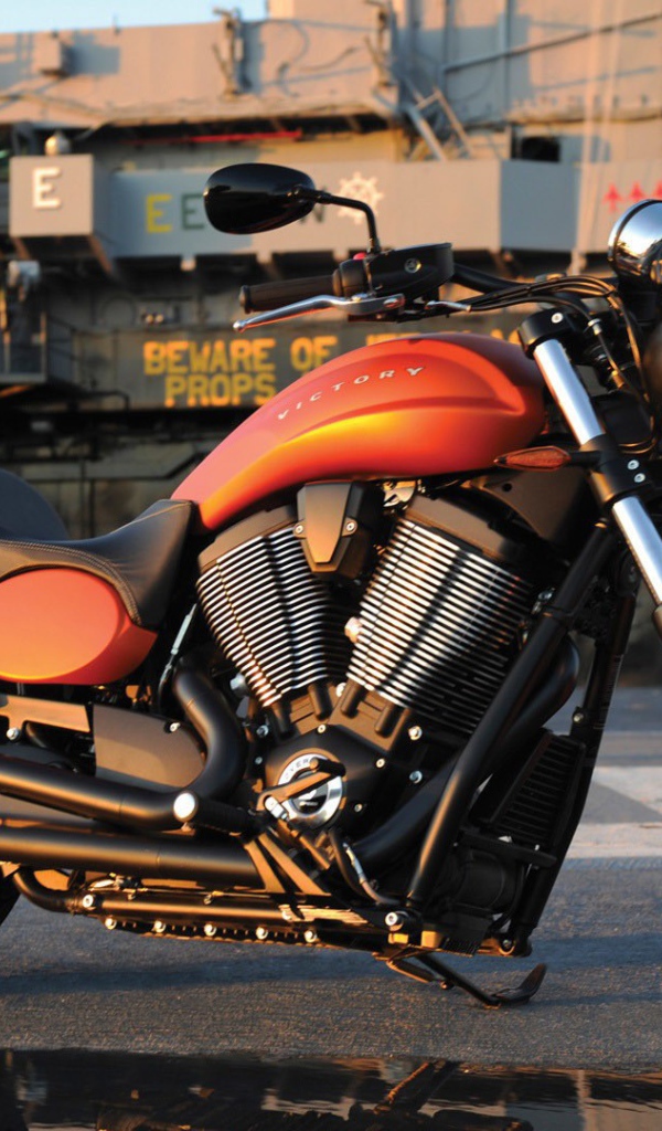 Военный мотоцикл в порту