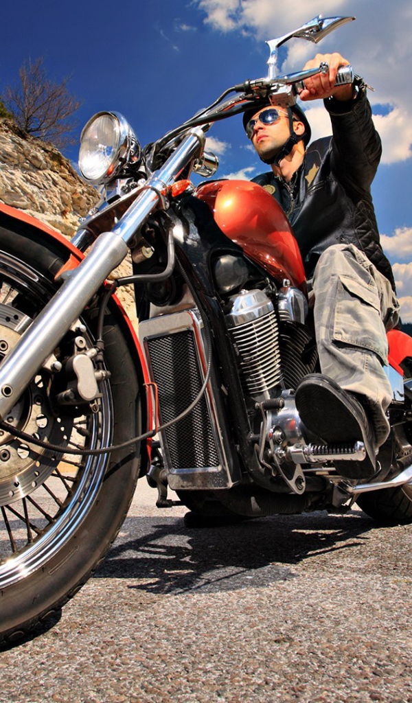 Мотоциклист на дороге среди скал