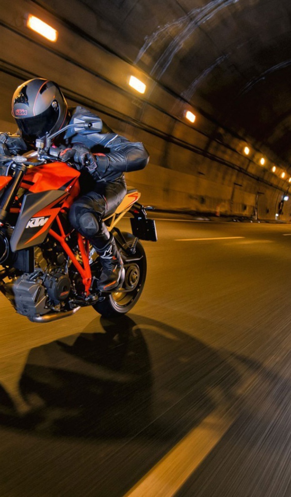 Мотоциклист на супербайке в тоннеле