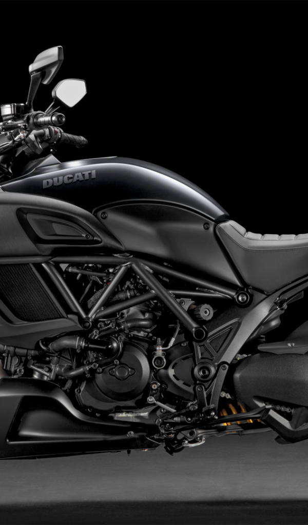 Черный мотоцикл Дукати Диавел
