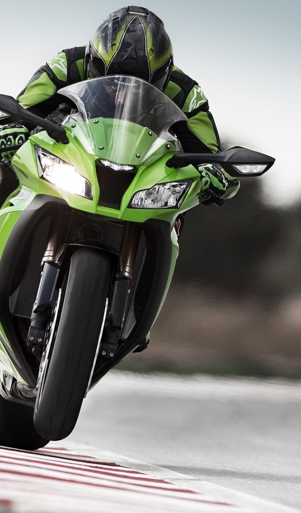Спортсмен на зеленом Кавасаки Ниндзя