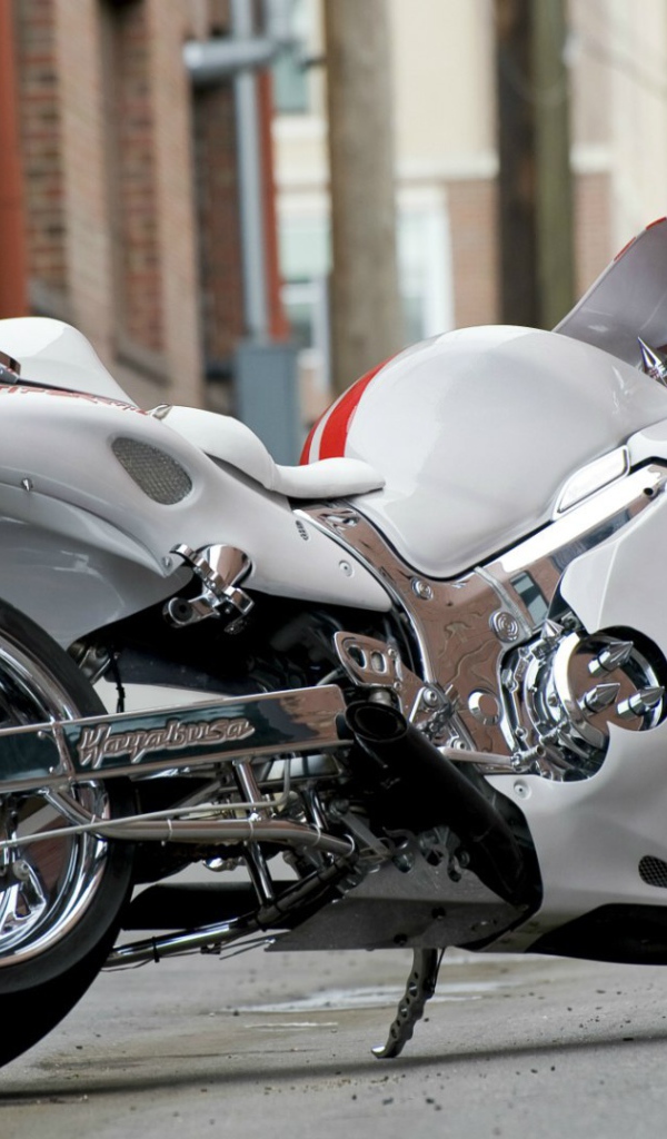 Белый мотоцикл Suzuki GSX1300R Hayabusa