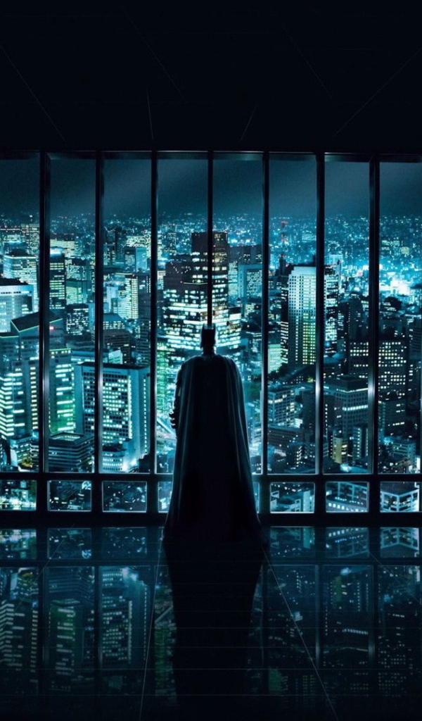 Бетман у окна с видом на мегаполис