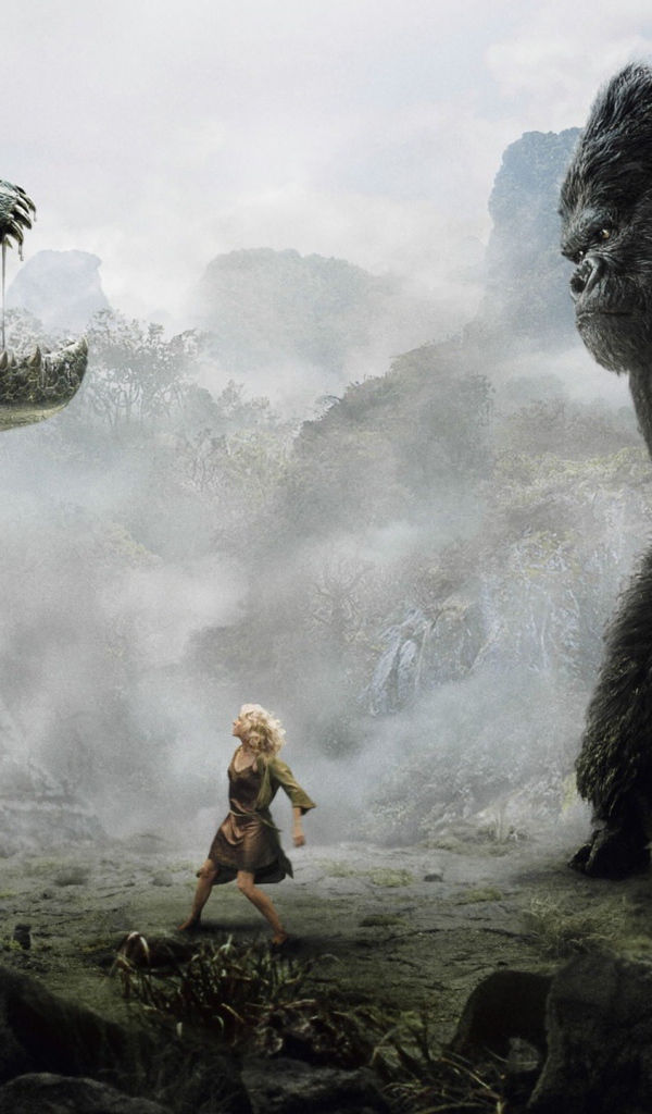 Девушка между динозавром и исполинской гориллой