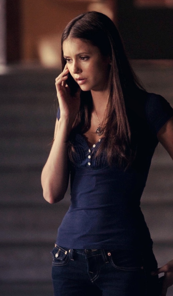 Девушка из сериала Дневники вампира