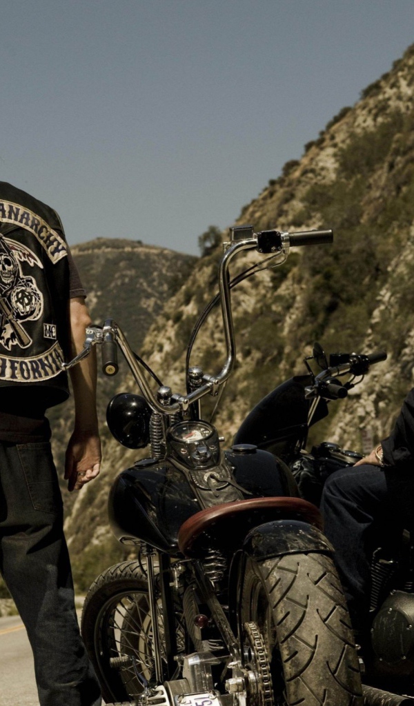 Мотоциклисты на дороге из сериала Сыны анархии