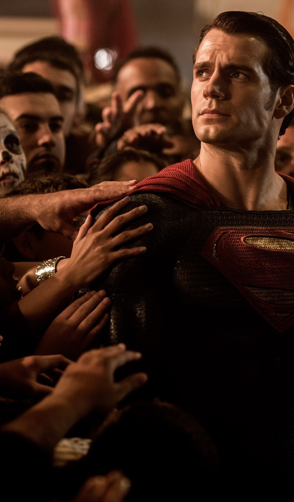 Люди прикасаются к Супермену