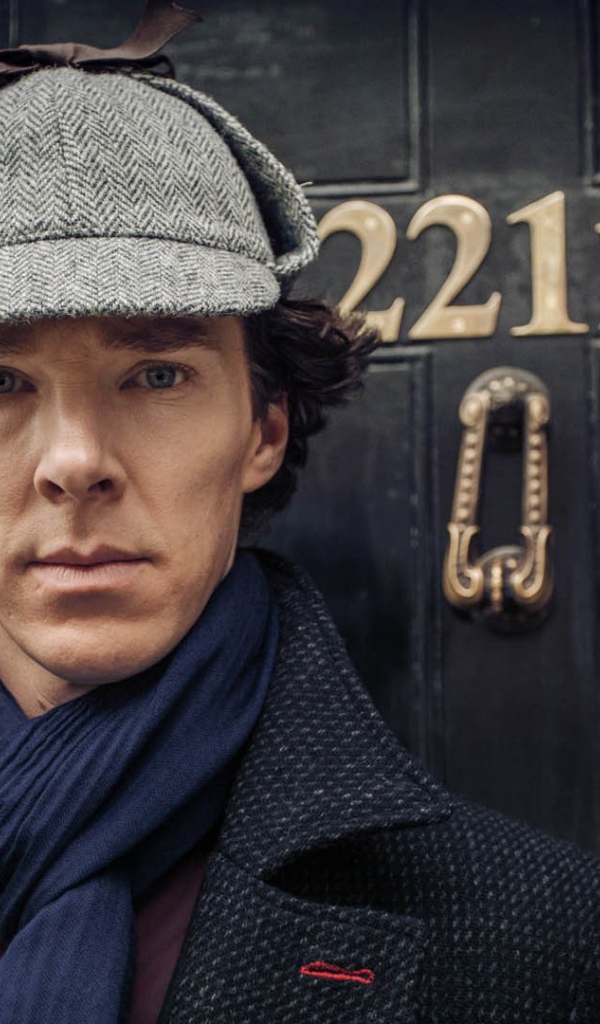 Шерлок у входа в свою квартиру