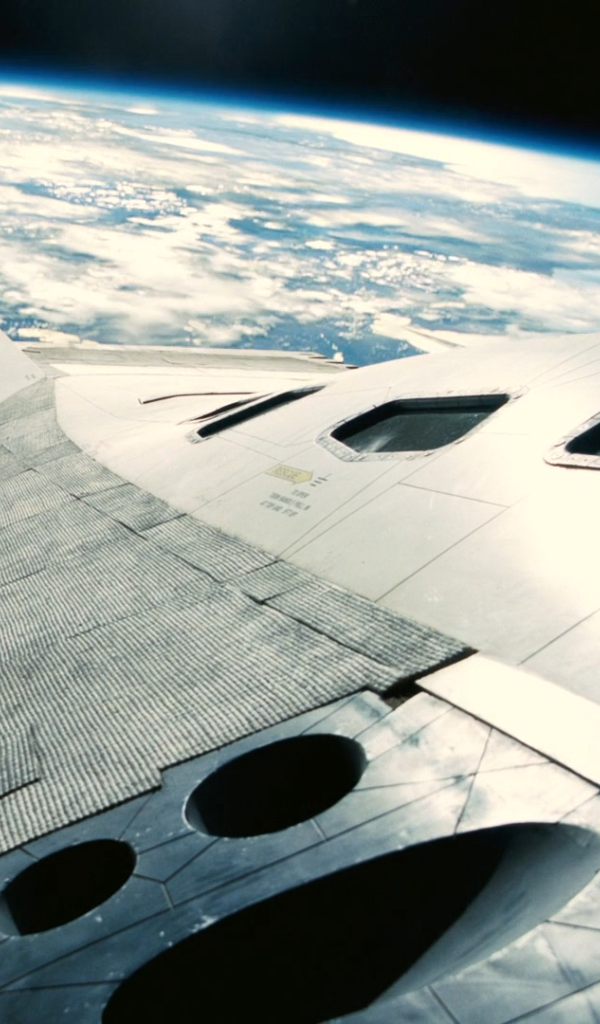 Корабль из фильма Интерстеллар над планетой