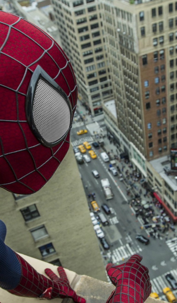 Человек паук смотрит на город