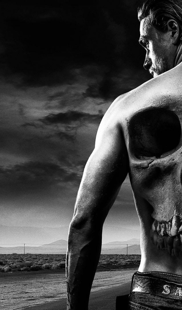 Череп на спине героя сериала Сыны анархии