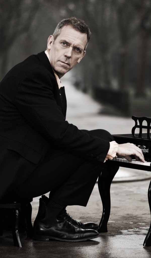 Мужчина играет на крошечном рояле