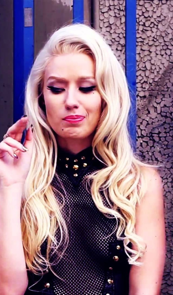 Певица блондинка Игги Азалия