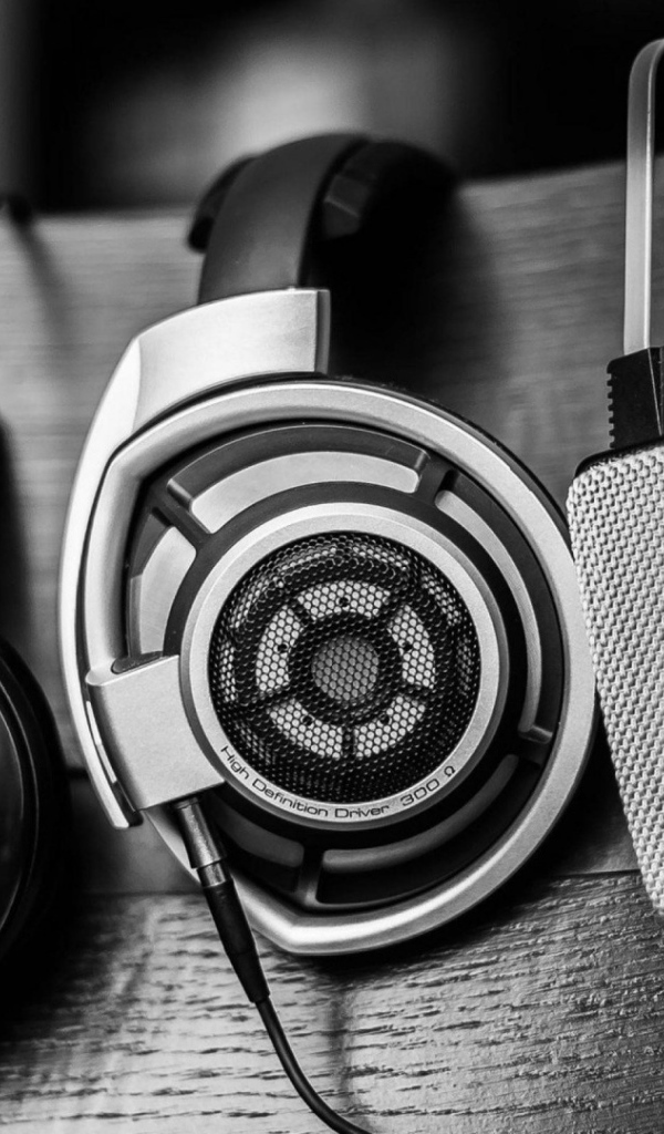 Разные наушники висят на спинке стула