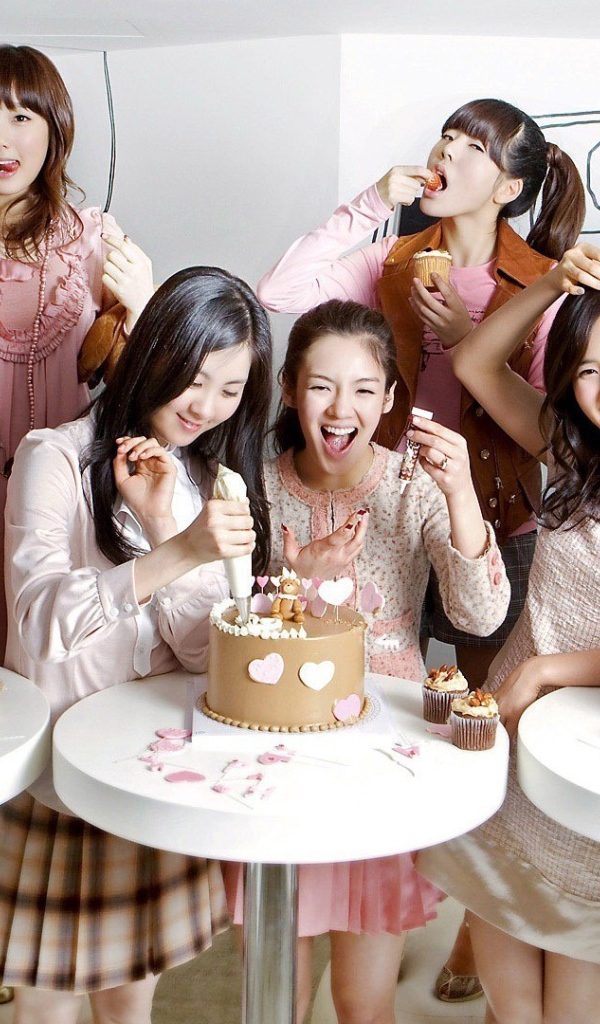 Девушки из группы Girls’ Generation кушают торты