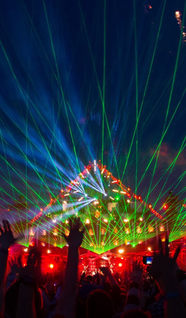 Зеленые лазеры на музыкальном фестивале