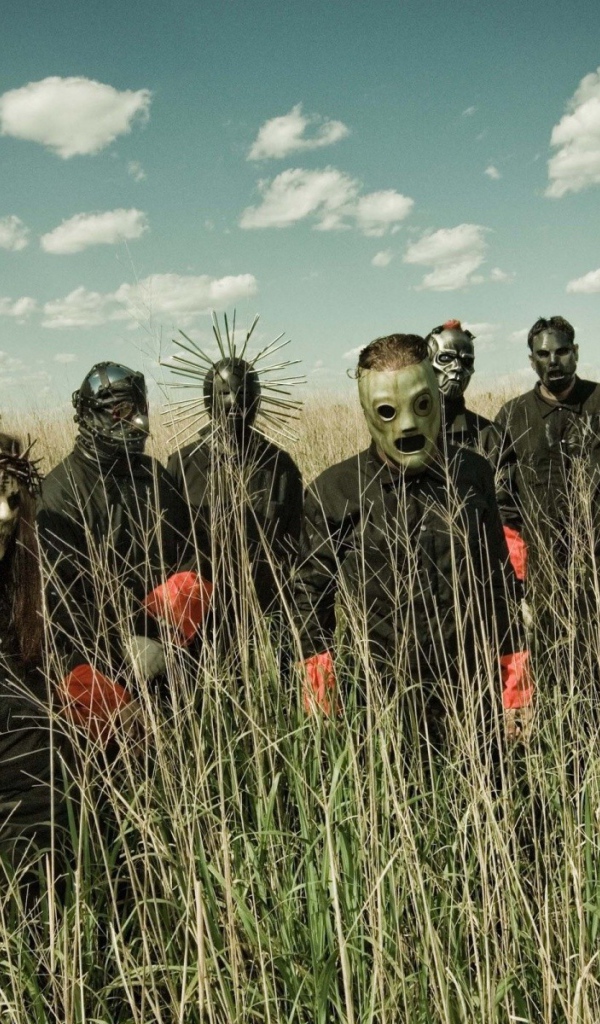 Группа Slipknot в сухой траве на поле