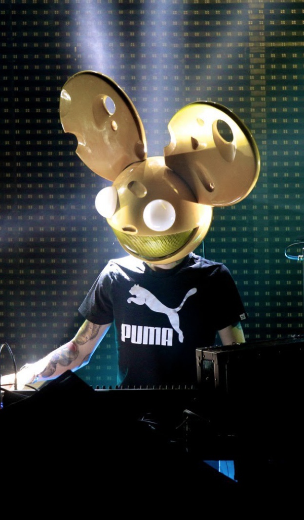 Модный канадский диджей deadmau5