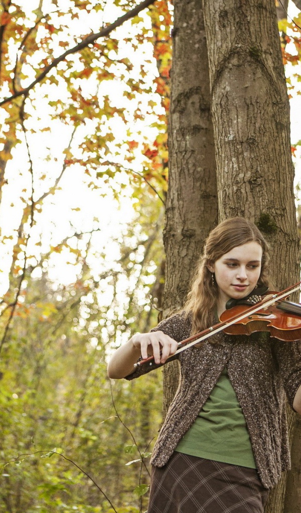 Скрипачка в осенней роще