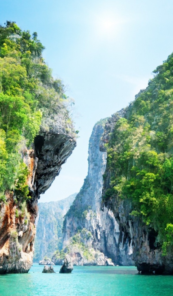 Узкий проход между мощными скалами