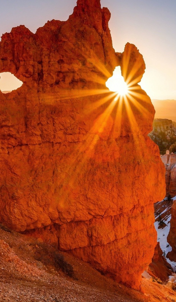 Луч солнца сквозь скалу каньона
