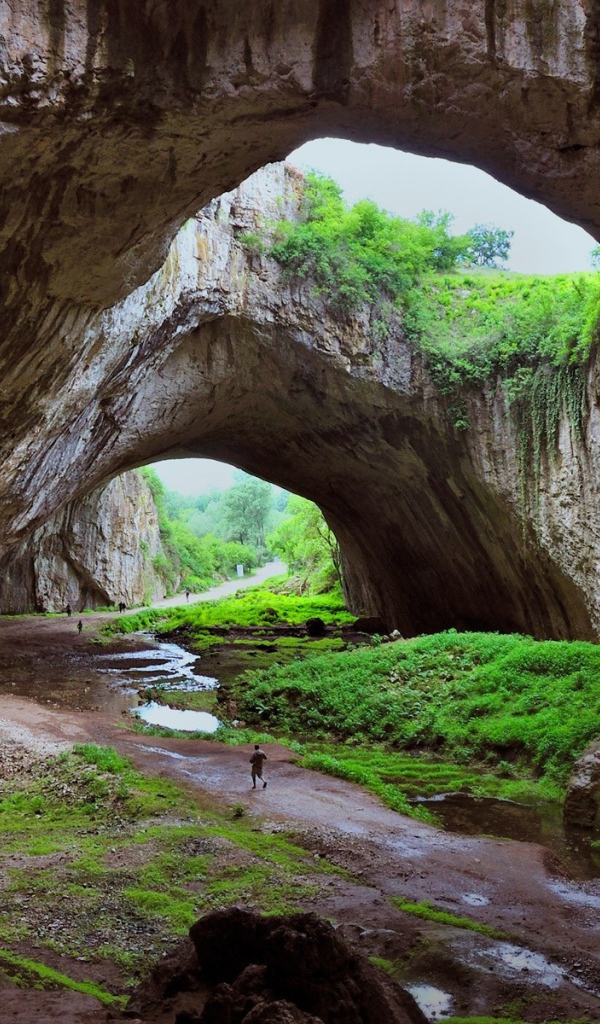 Арки и пещеры из камня над дорогой